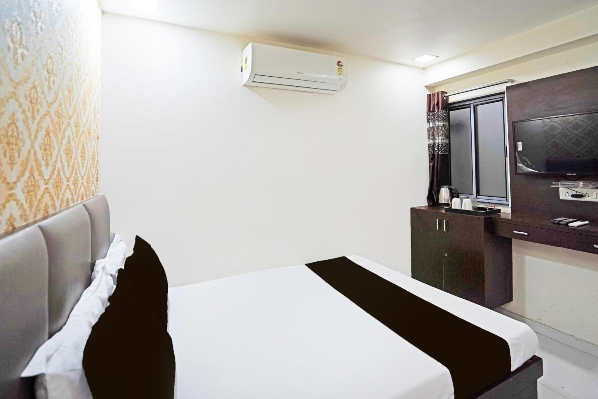 Hotel O S. G. Highway Formerly I Land Park アーメダバード エクステリア 写真